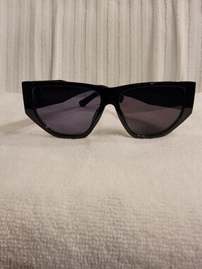 Black Cat-Eye Sunglasses - Stylish Women’s Shades